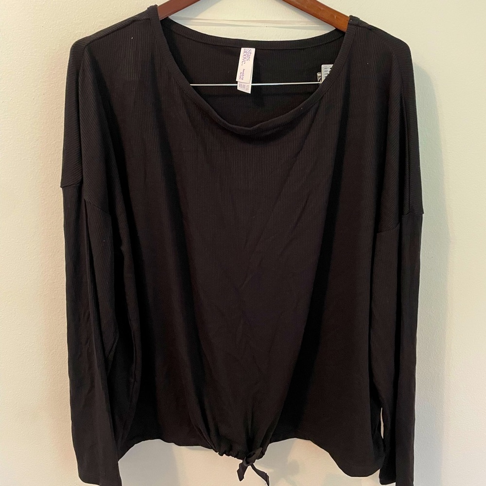 Black top size XXL new with tags super cute and great quality. I do bundles